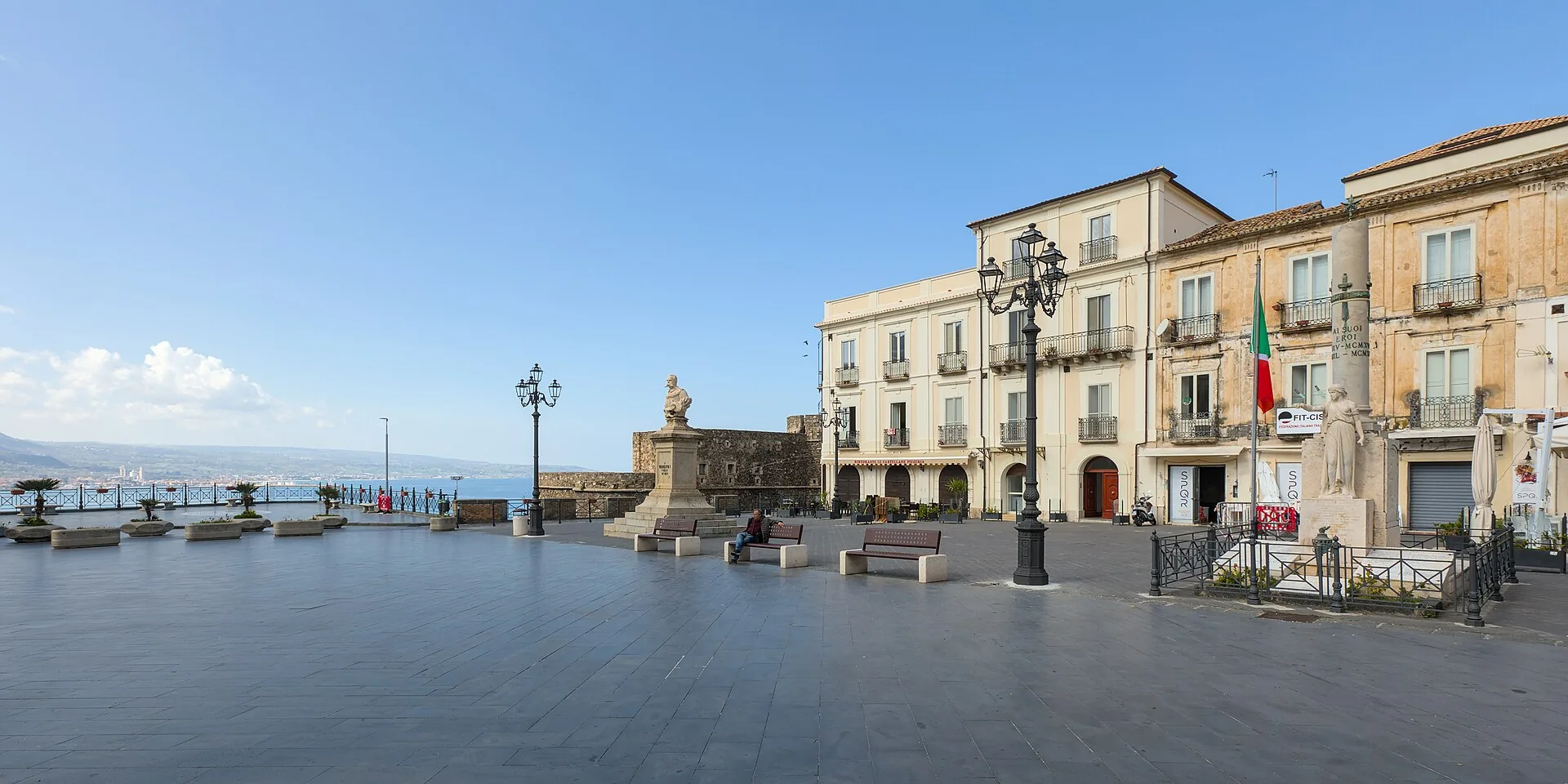 Piazza della Repubblica a Pizzo Calabro con vista sul mare, Calabria