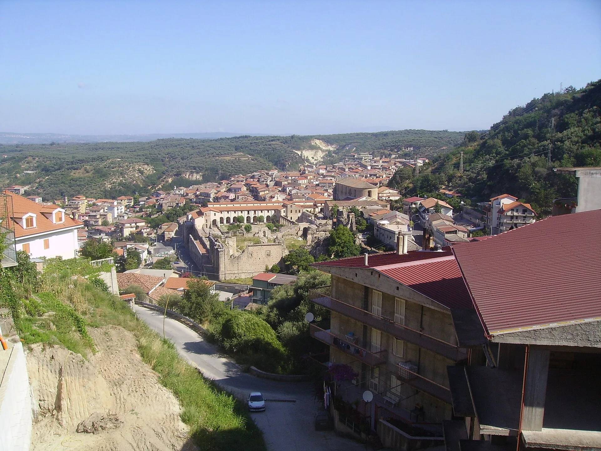 Borgo collinare dell'entroterra vibonese circondato da colline verdi, Calabria