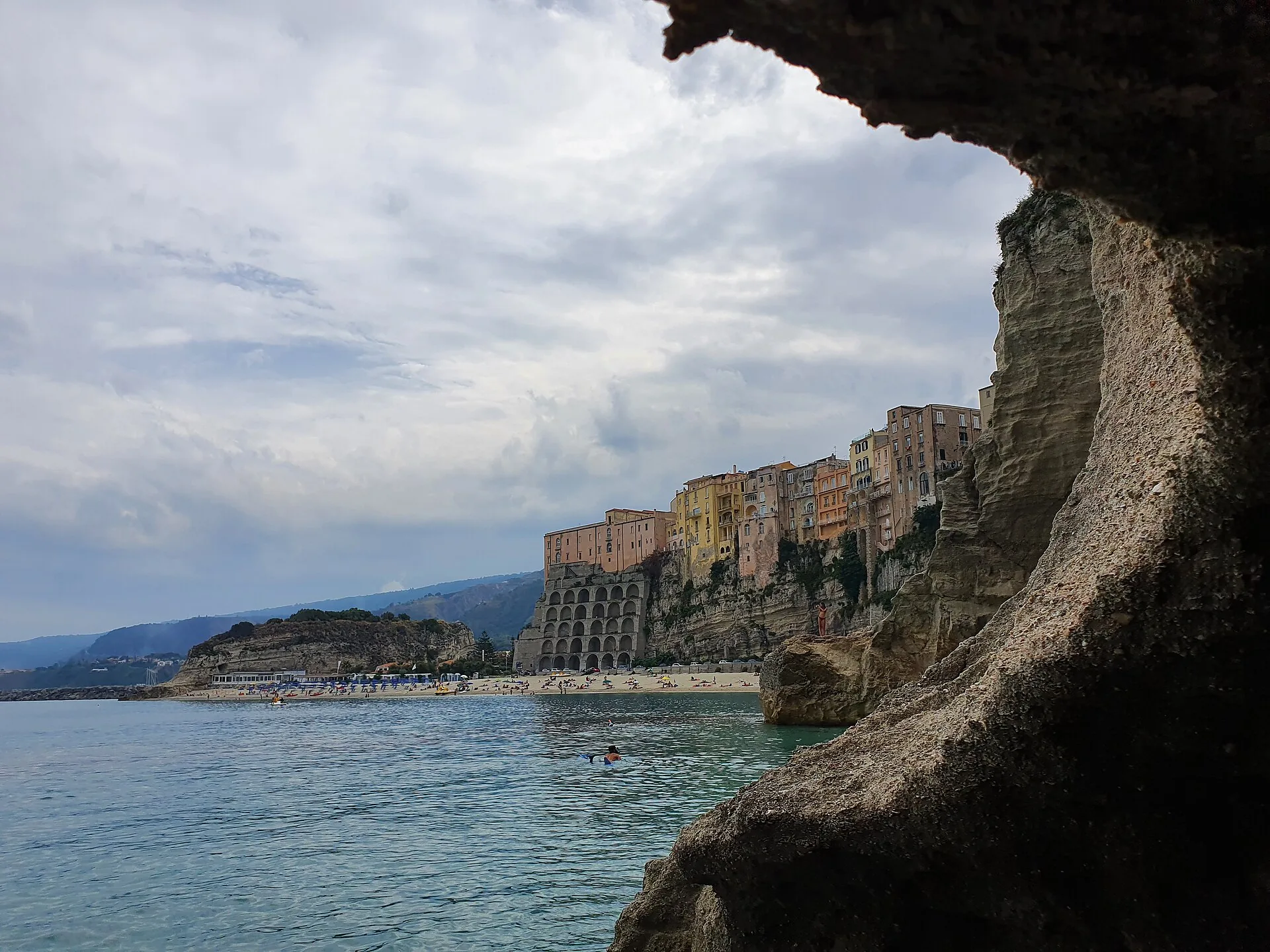 Tropea vista dal mare con la sua caratteristica scogliera, Calabria